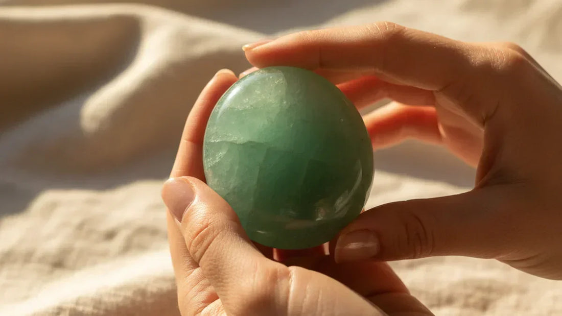 Piedra aventurina verde pulida sostenida entre manos con luz natural - Anna Piedra