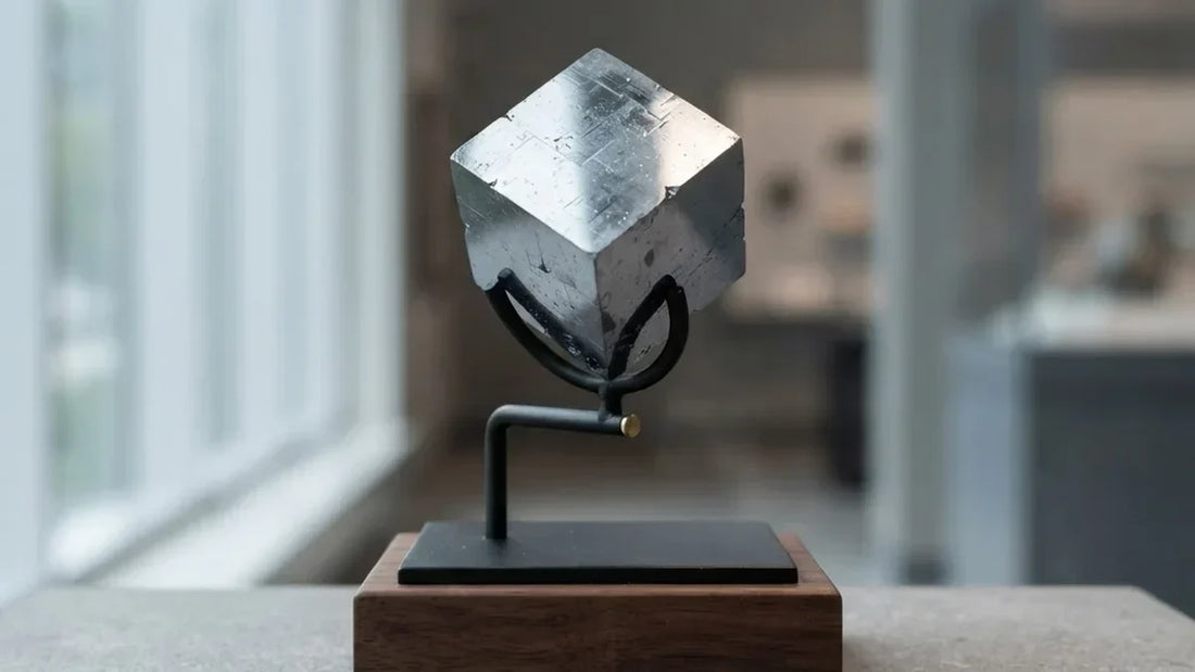 Cristal cúbico de galena gris metálico, propiedades del mineral de plomo - Anna Piedra