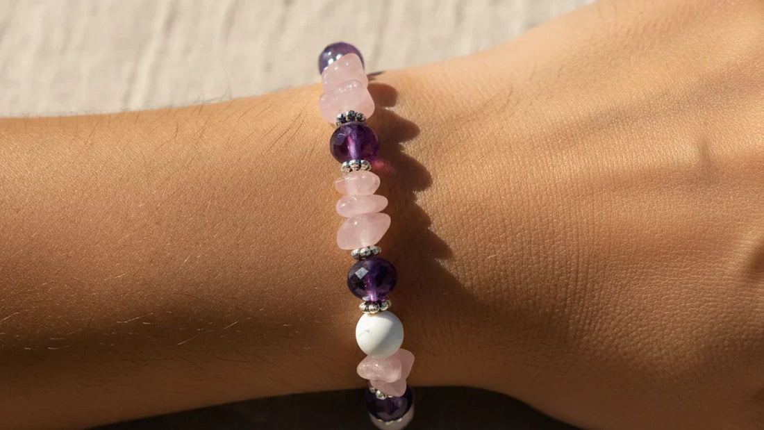 Mujer española con pulsera de piedras naturales en la muñeca con luz mediterránea suave