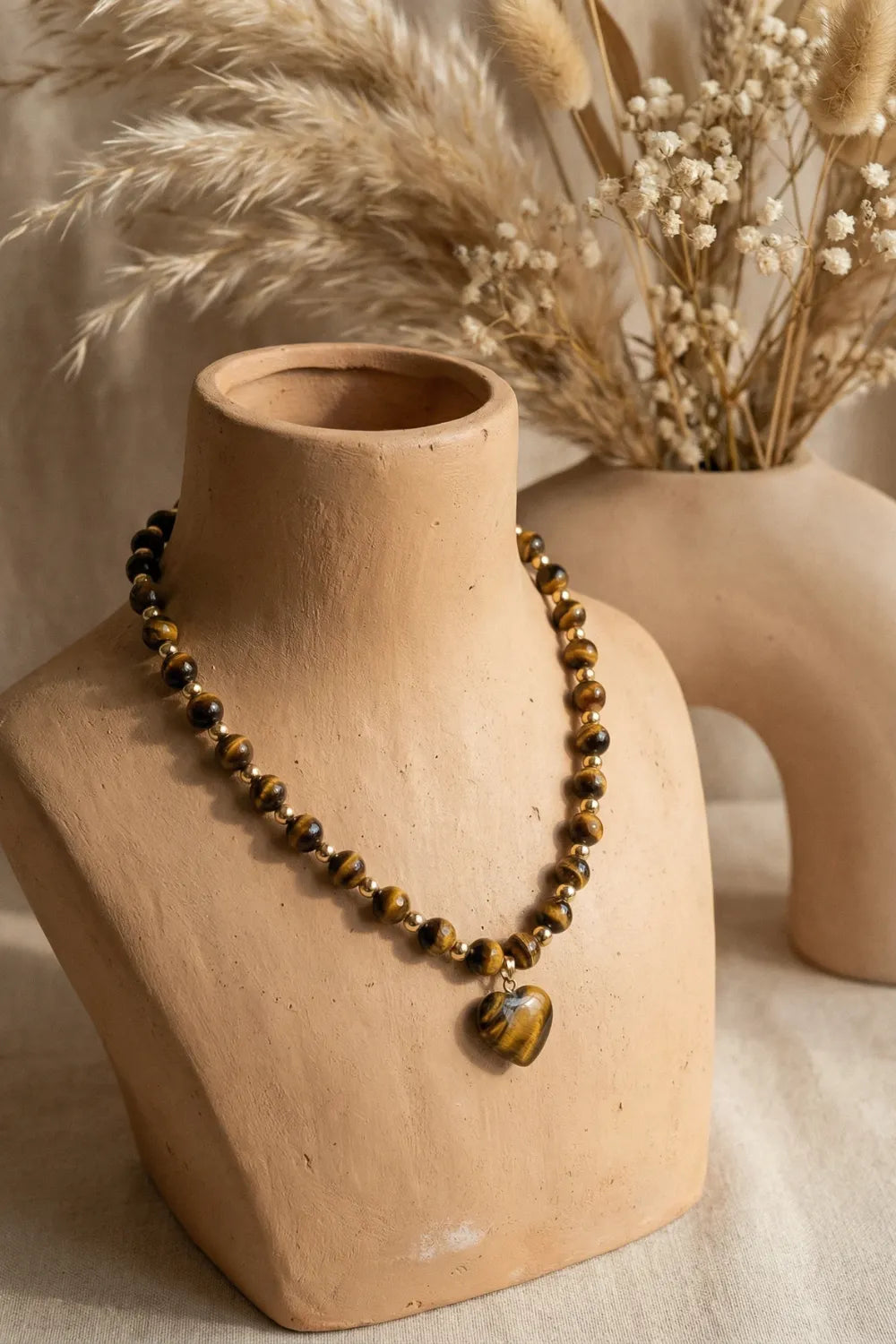 Collar de ojo de tigre con corazón