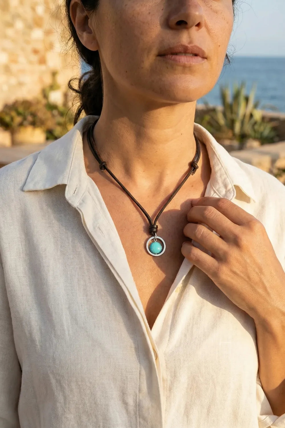 Collar de turquesa con cordón de cuero