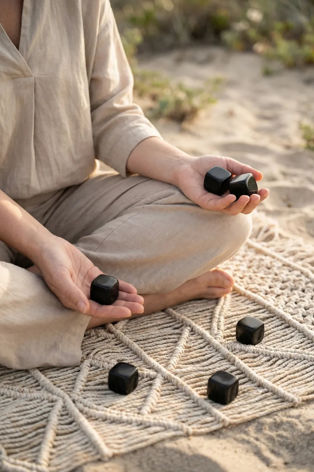 Cubo de obsidiana negra pulida natural