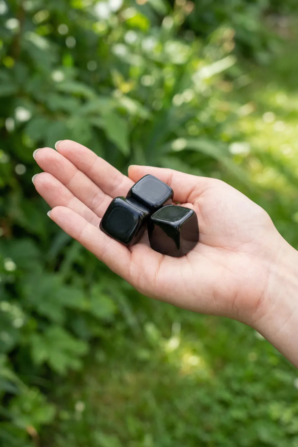 Cubo de obsidiana negra pulida natural