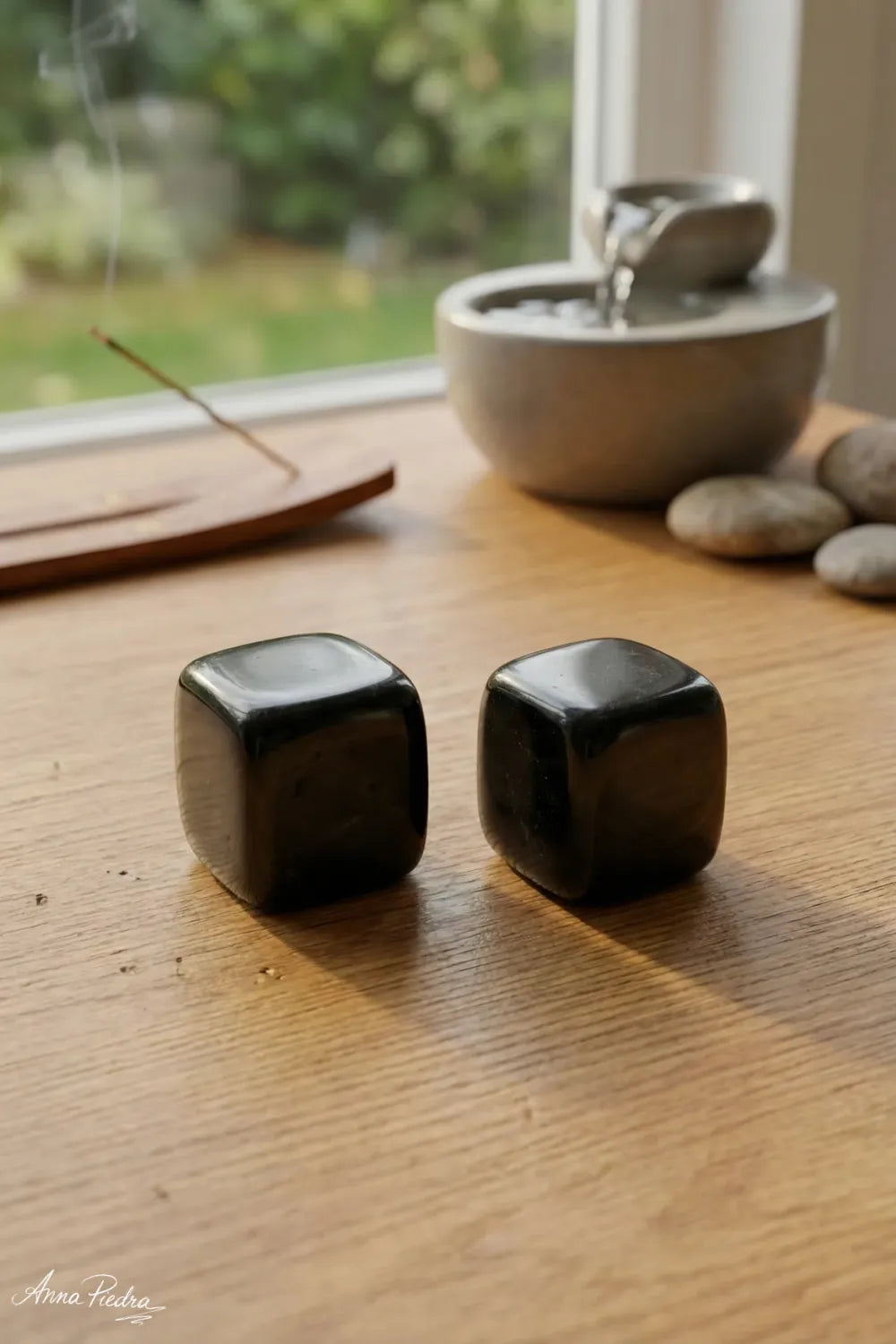 Cubo de obsidiana negra pulida natural