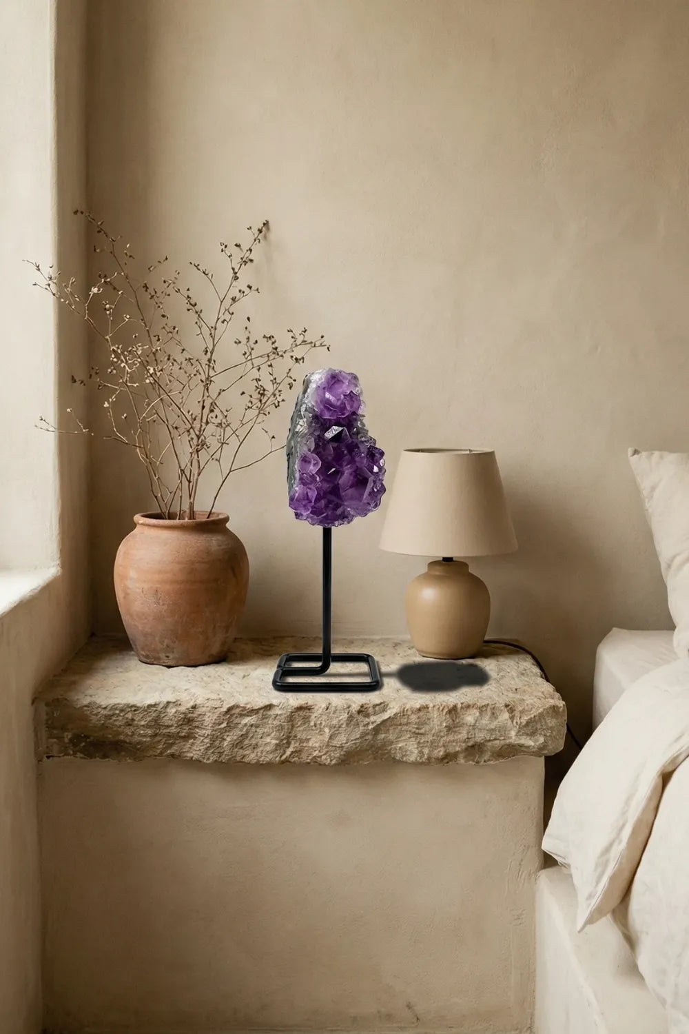 Geoda de amatista natural con soporte de hierro
