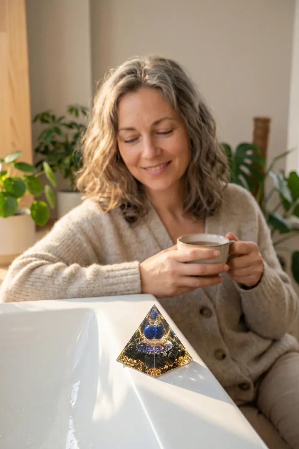 Pirámide de orgonita lapislázuli y obsidiana