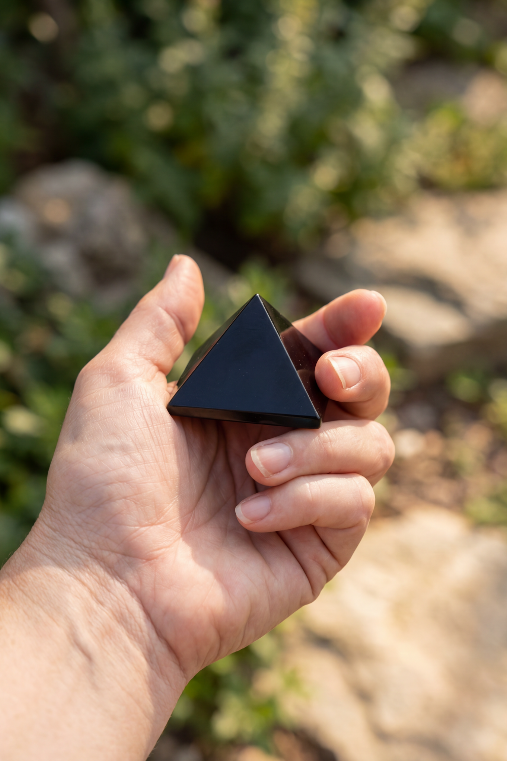 Piramide de obsidiana negra
