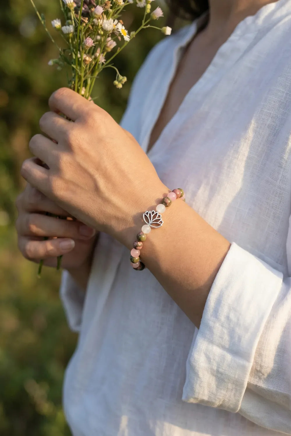 Pulsera flor de loto en plata con cuarzo rosa y rodonita