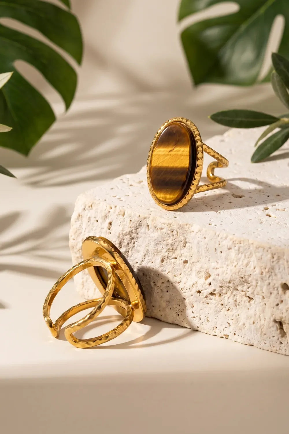 Anillo con ojo de tigre dorado chapado en oro sobre superficie de piedra natural - Anna Piedra