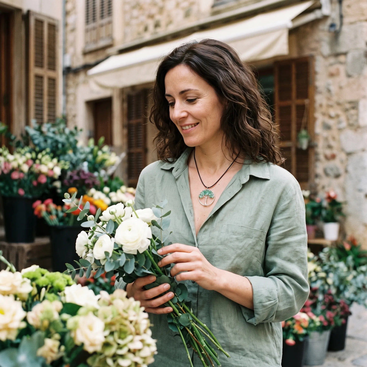 Mujer en un mercado de flores llevando un colgante Árbol de la Vida de jade.