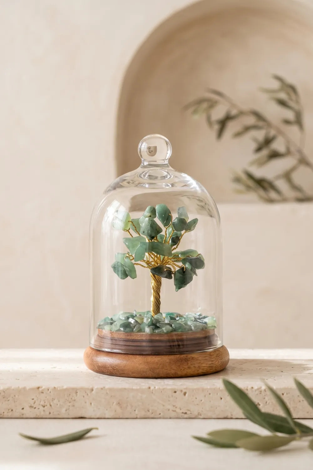 Árbol de la Vida de Aventurina verde con ramas de alambre dorado, cúpula de vidrio y base de madera sobre piedra natural – Anna Piedra
 Copier