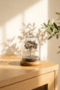 Árbol de la vida de pirita natural bajo cúpula de cristal en una decoración interior luminosa. anna piedra