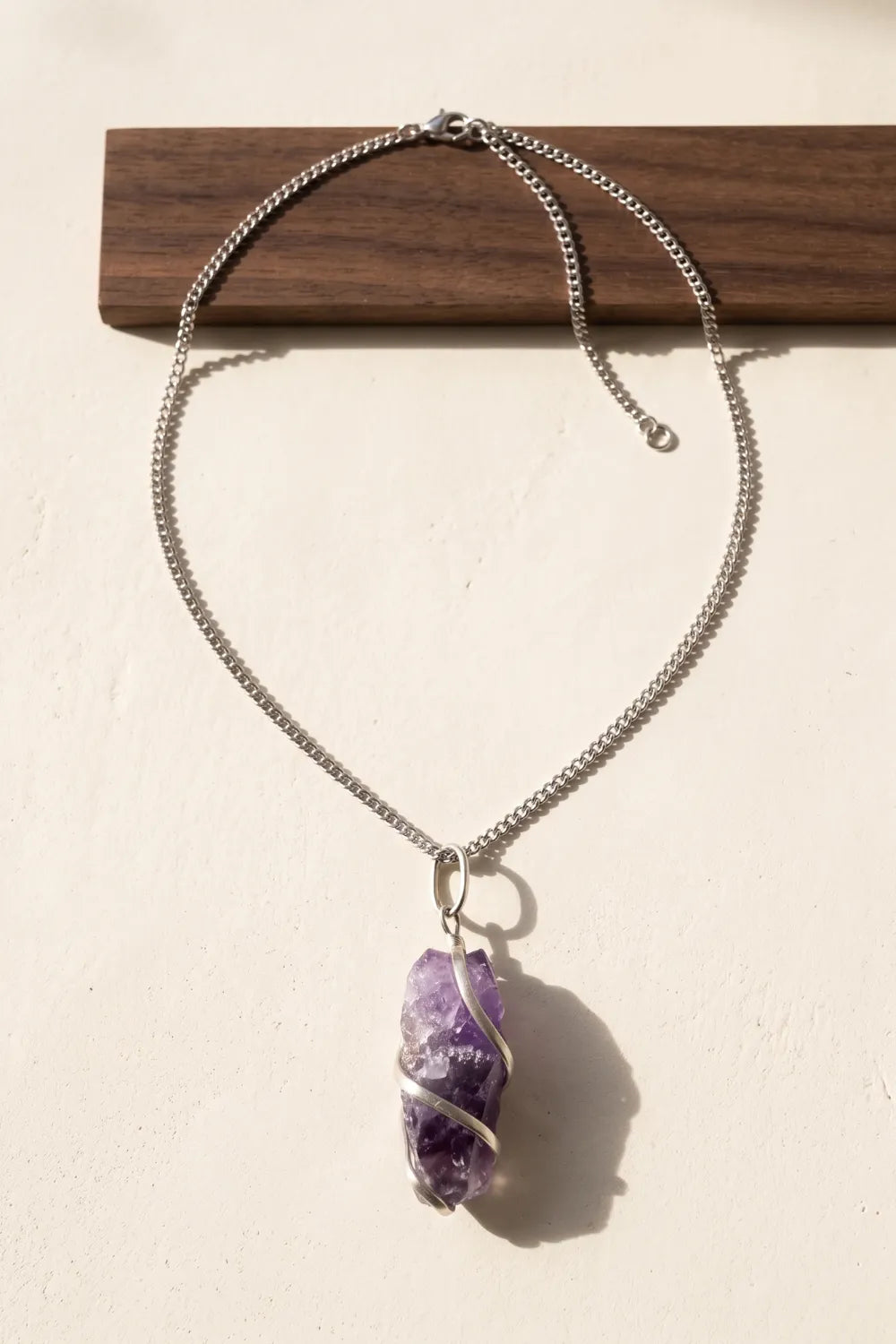 Collar de amatista en bruto con colgante de piedra violeta natural, alambre plateado y cadena ajustable con cierre metálico – Anna Piedra