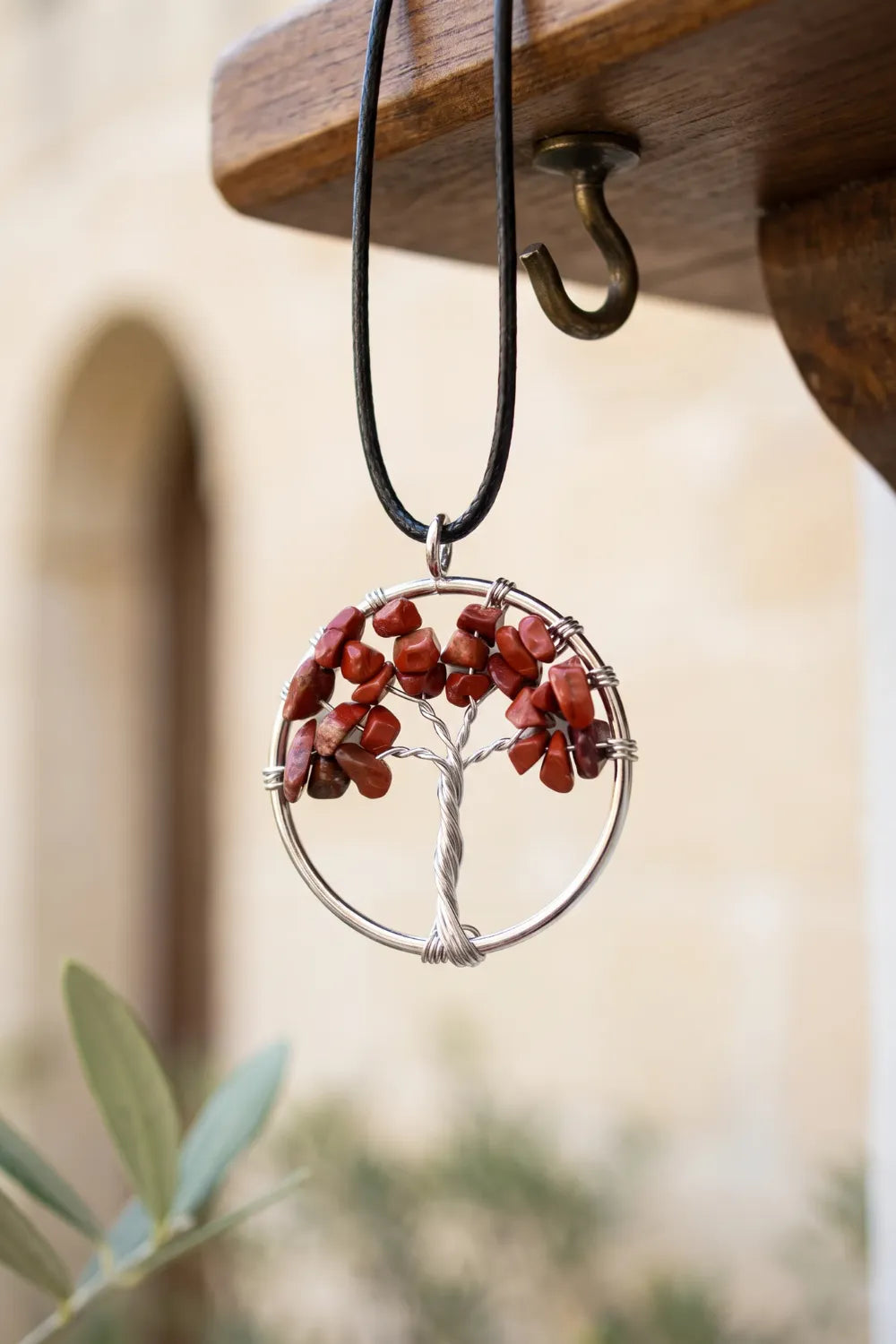 Detalle del collar de jaspe rojo con colgante Árbol de la Vida, piedras rojas pulidas y ramas de alambre plateado trenzado – Anna Piedra