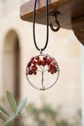 Detalle del collar de jaspe rojo con colgante Árbol de la Vida, piedras rojas pulidas y ramas de alambre plateado trenzado – Anna Piedra