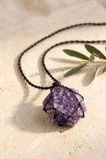 Detalle de collar hexagonal de lepidolita natural con cordón negro