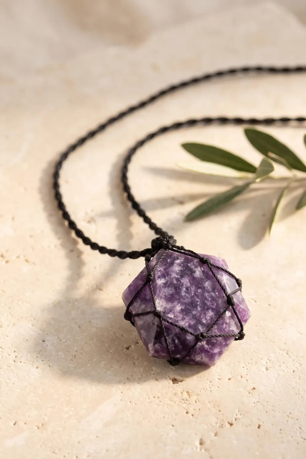 Detalle de collar hexagonal de lepidolita natural con cordón negro