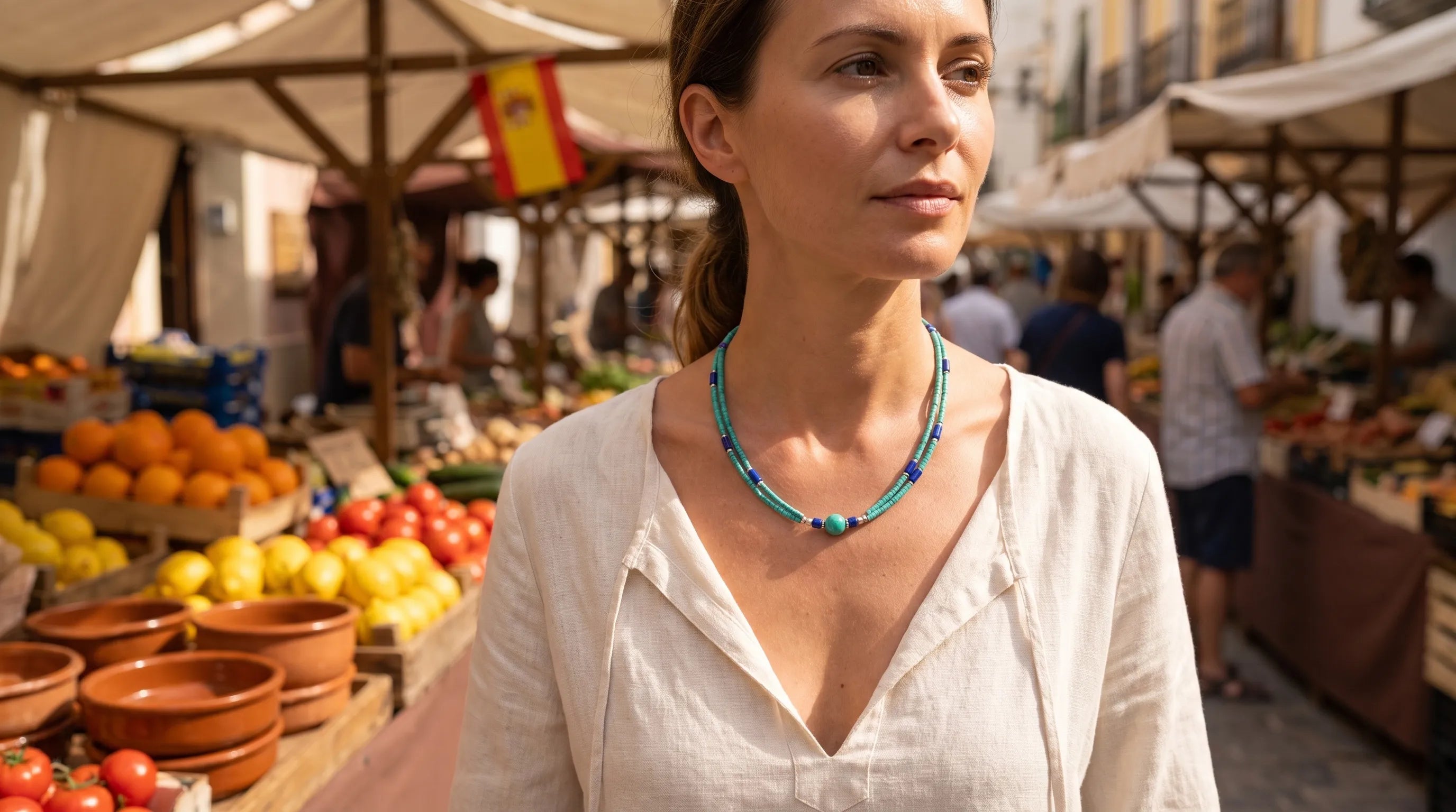 Mujer con collar de lapislázuli y malaquita en un mercado tradicional español - Anna Piedra