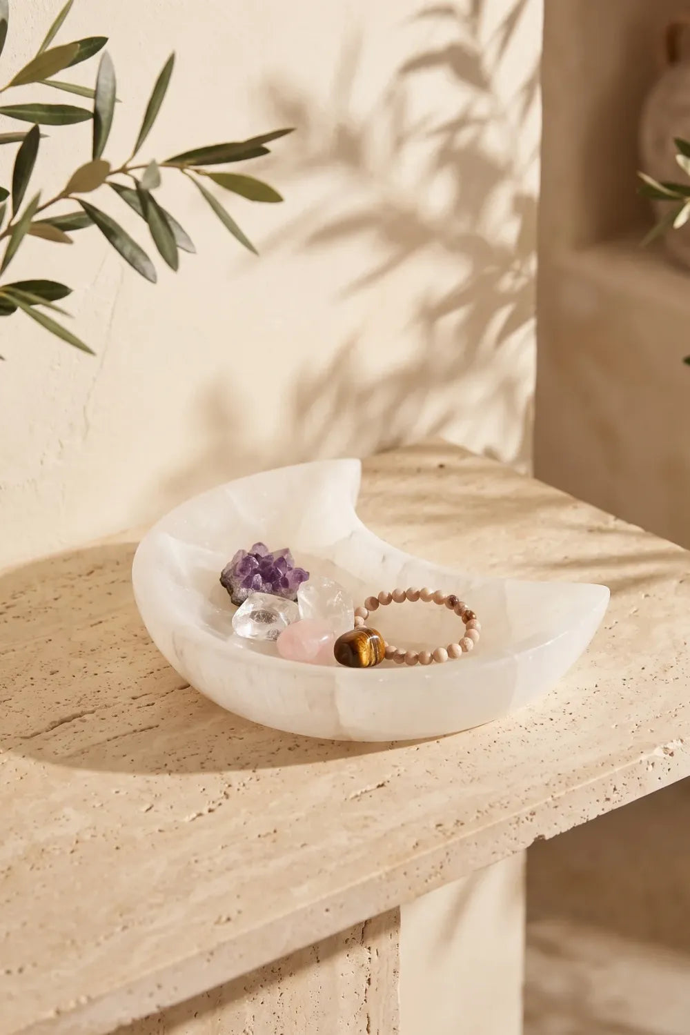 Cuenco de selenita luna con amatista, cuarzo rosa, ojo de tigre y una pulsera de piedras naturales en su interior - Anna Piedra