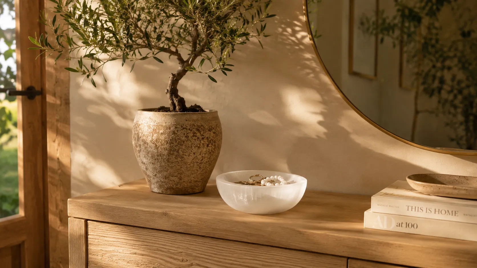 Cuenco de selenita blanco sobre mesa de madera con decoración natural - Anna Piedra