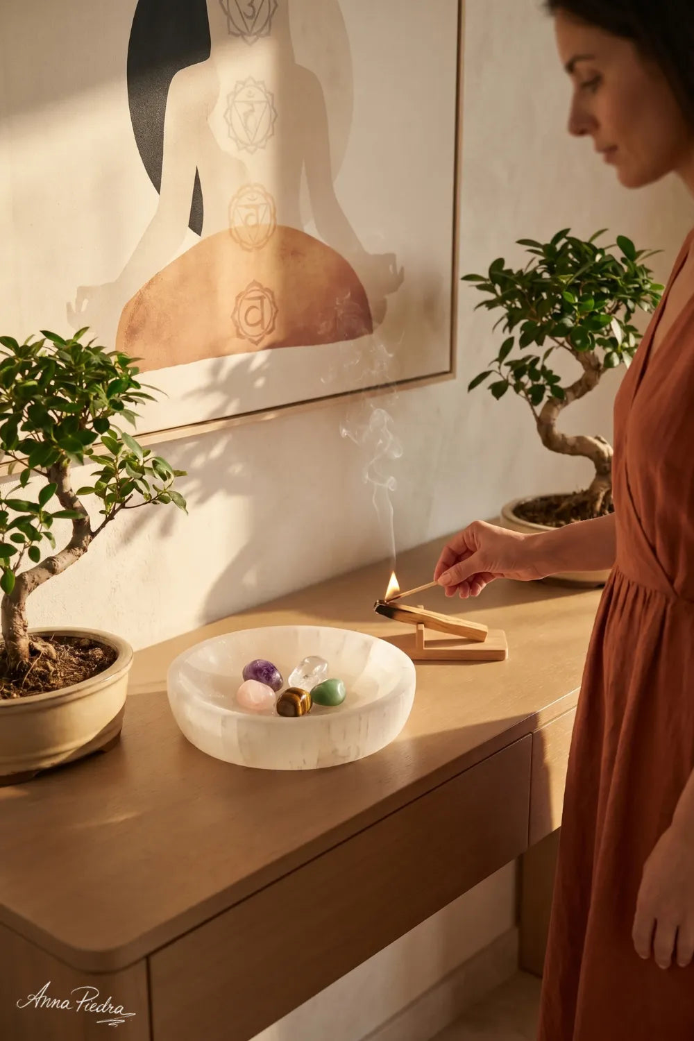 Mujer usando cuenco de selenita grande con cristales naturales en ritual hogar - Anna Piedra