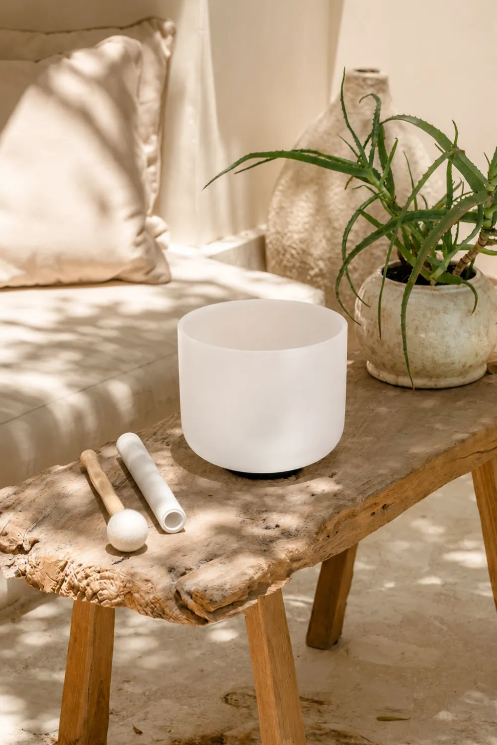Cuenco de cuarzo blanco esmerilado con mazos sobre mesa de madera bruta, ambiente mediterráneo y relajante - Anna Piedra