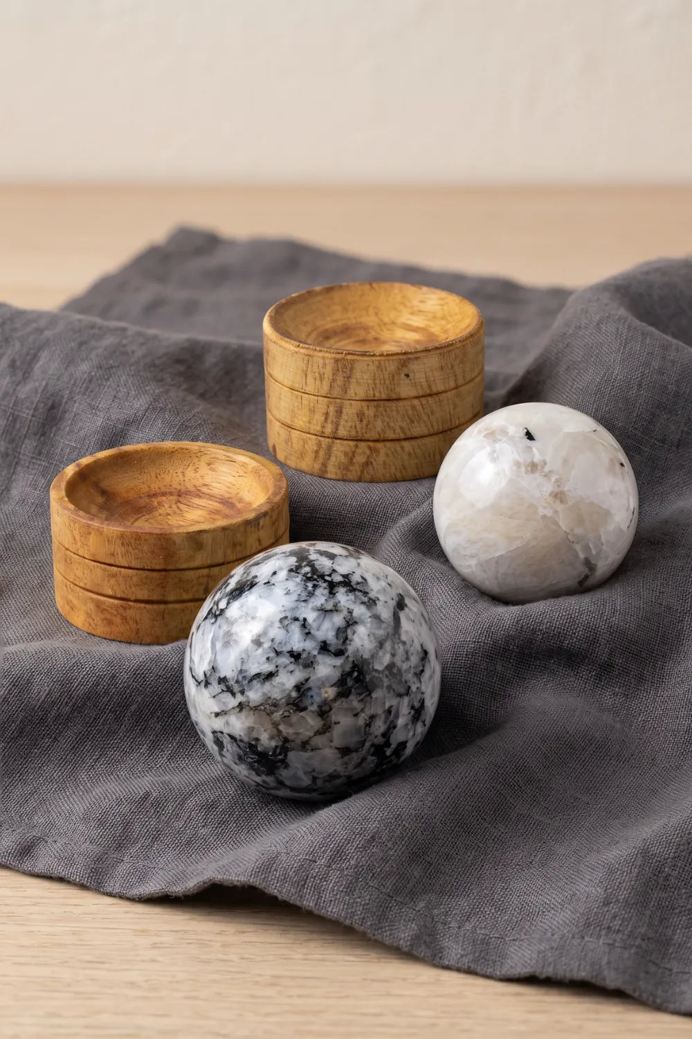 Esferas de piedra luna pulida con sus soportes de madera