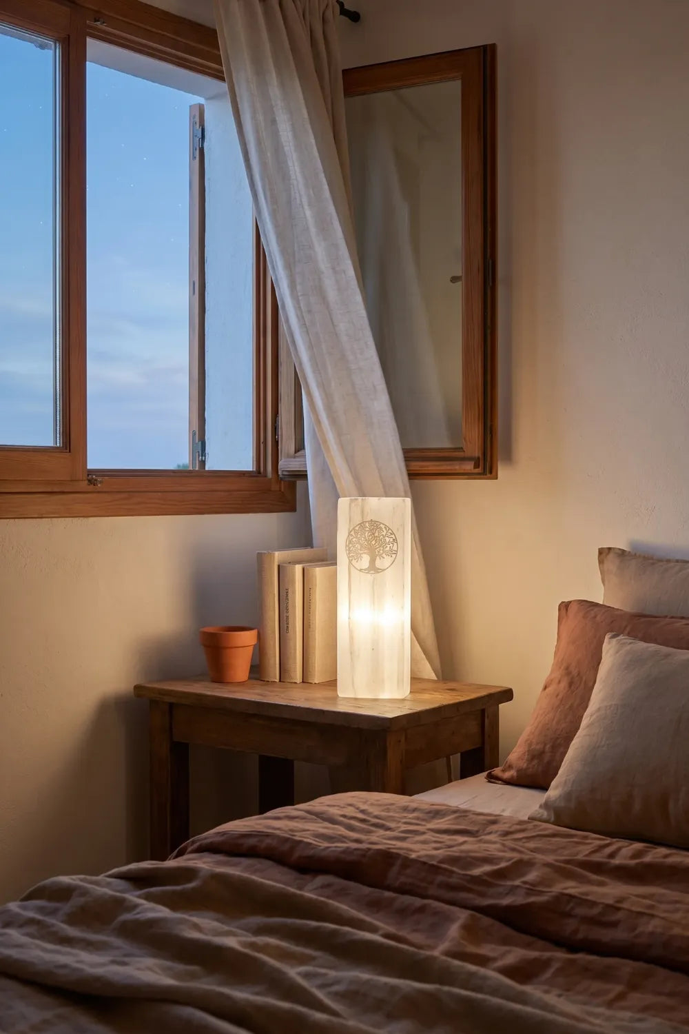 Lámpara selenita árbol de la vida encendida mesita noche dormitorio luz cálida - Anna Piedra