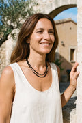 Mujer llevando un collar nepalí de ónix de doble hilera en un entorno mediterráneo. anna piedra