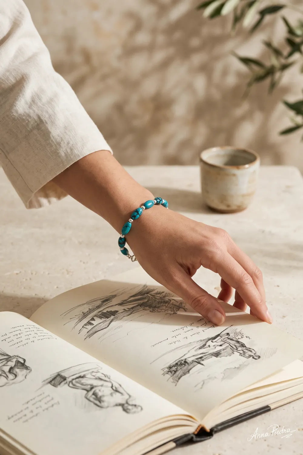 Detalle de pulsera de turquesa con cuentas ovaladas y separadores plateados