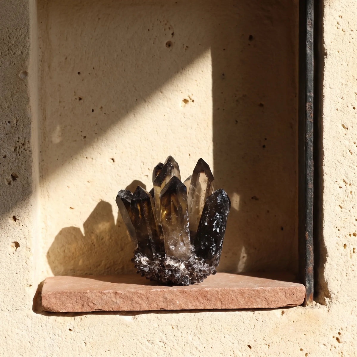Racimo de cuarzo ahumado natural con varias puntas iluminado por la luz del sol anna piedra
