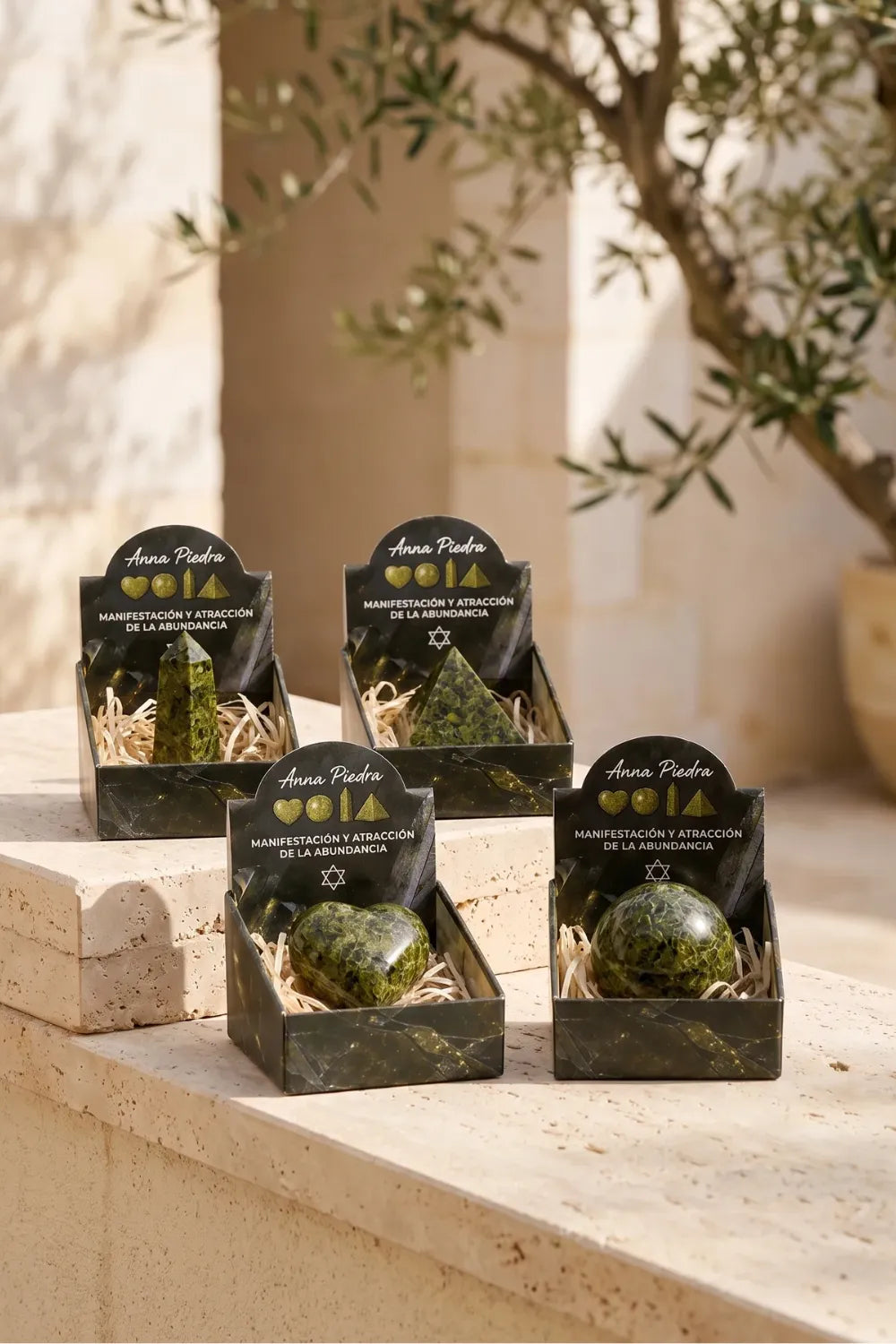 Set de epidota en cuatro formas presentado en cajas Anna Piedra con corazón, esfera, obelisco y pirámide.