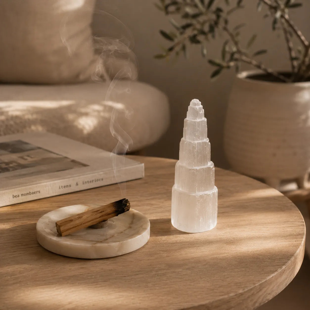 Torre de selenita blanca natural sobre mesa redonda con decoración minimalista - Anna Piedra